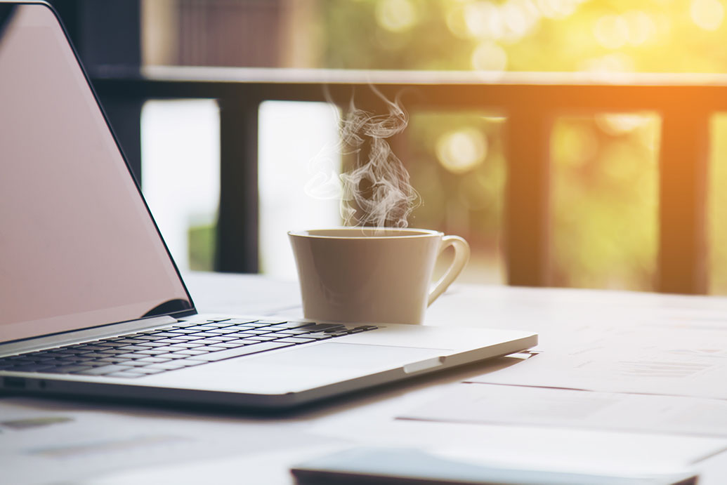 morgenroutine laptop kaffee